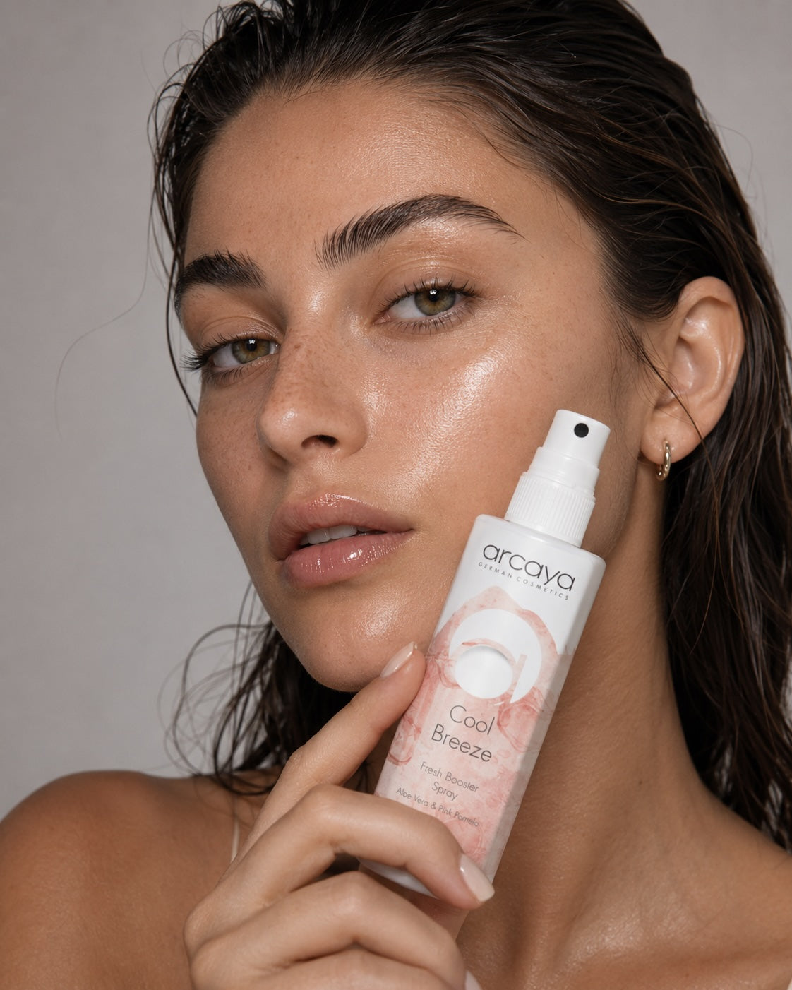 Frau hält das arcaya Cool Breeze Face Spray ans Gesicht