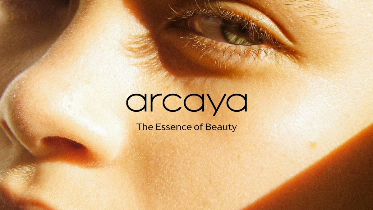 Nahaufnahme eines Frauengesichts im warmen Licht mit arcaya Logo und Claim The Essence of Beauty